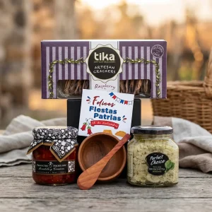 Aperitivo con cuchara y pocillo de madera en caja delivery